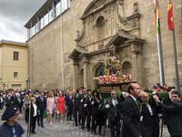 La Presidenta del Parlamento asiste a los tradicionales actos organizados con motivo de San Bernabé 
