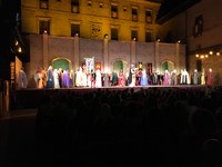 La Presidenta del Parlamento asiste al estreno del Reino de Nájera en su 50 aniversario