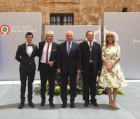 Ceniceros y González junto a los galardonados en el acto institucional