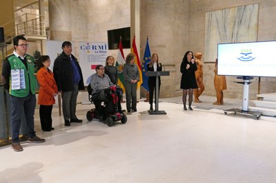 Entrega del renovado artículo 49 de la Constitución y presentación de un cupón alusivo de la ONCE