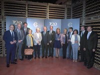 La Presidenta del Parlamento felicita a Bodegas Corral en la celebración de su 120º aniversario 