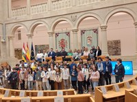 La presidenta del Parlamento felicita a los más jóvenes "por vuestro compromiso con la sociedad"