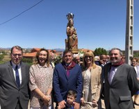 La Presidenta del Parlamento felicita a los vecinos de Medrano por mantener tradiciones como la lectura de poesías en el Primer Domingo de Mayo