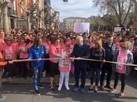 La Presidenta del Parlamento felicita a todas las mujeres que han participado en la IV Carrera de Mujer organizada por la AECC 