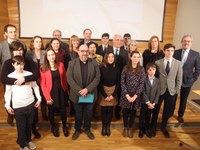 La Presidenta del Parlamento felicita a Pablo García Mancha, VI Premio José Lumbreras, periodista