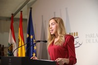 La presidenta del Parlamento llama “a renovar nuestro firme compromiso con nuestra tierra” porque el “esfuerzo siempre merecerá la pena”   