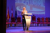 La presidenta del Parlamento ofrece una charla sobre la Constitución a escolares de Calahorra