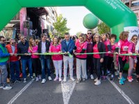 La presidenta del Parlamento participa en la IX Carrera de la Mujer