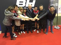 La Presidenta del Parlamento participa en la presentación del equipo ciclista de Carlos Coloma