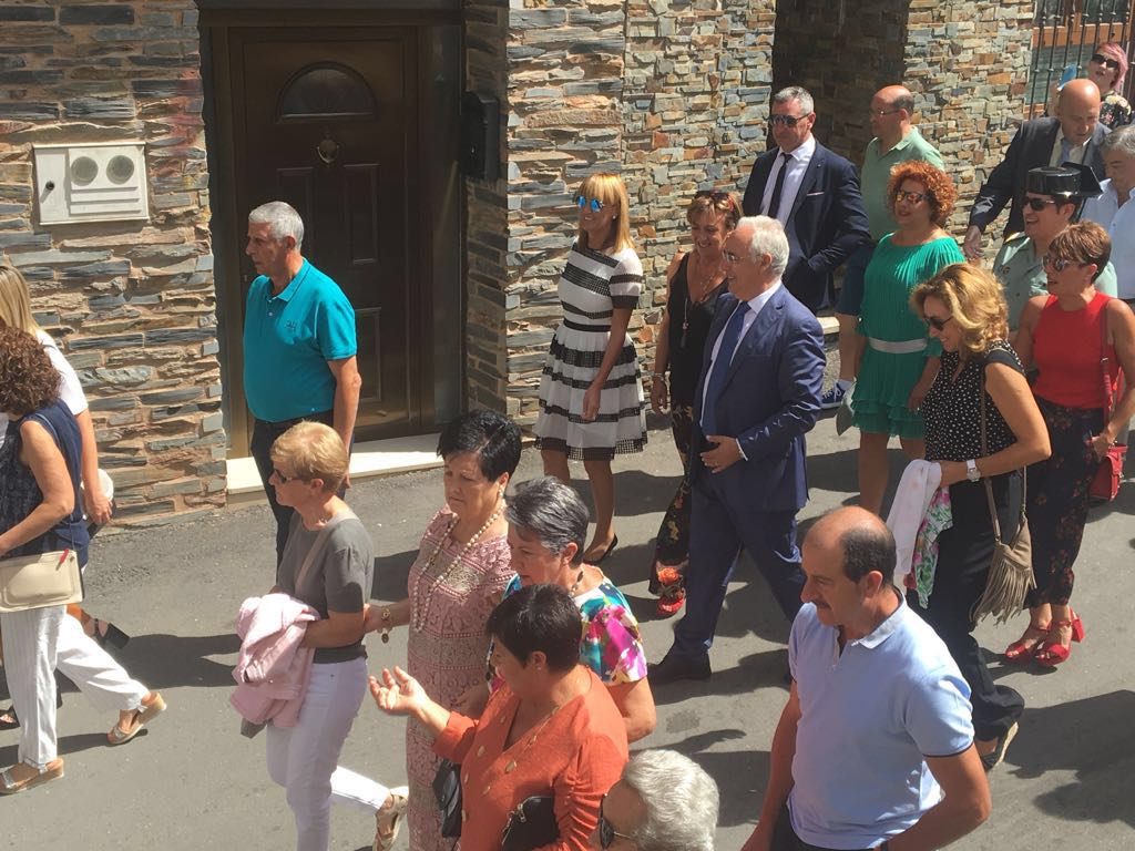 Numerosos vecinos han acompañado a la Virgen de Bueyo durante su traslado.