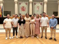 La presidenta del Parlamento recibe a los responsables del Consejo de la Juventud de España