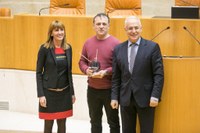 El Presidente del Gobierno y la Presidenta del Parlamento entregan el Premio de Pintura Parlamento de La Rioja a Iñaki Gracenea