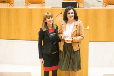La Presidenta entrega el Premio Joven 2017 a María Bastida