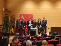 La Presidenta entrega el premio al investigador Gonzalo Jiménez en los VIII Premios del Consejo Social de la UR