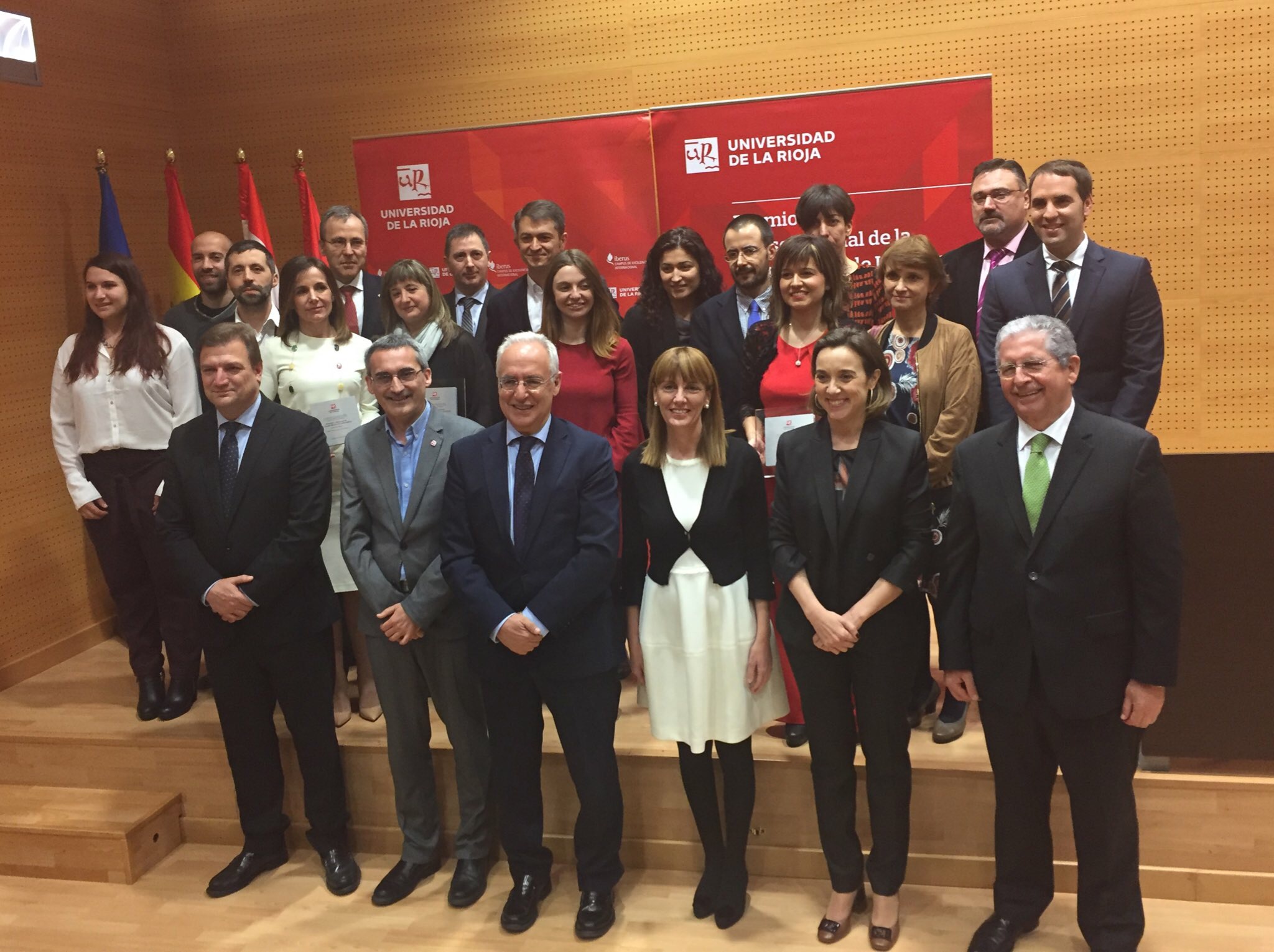 Foto de familia de autoridades y premiados