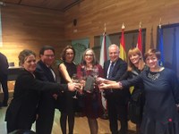 La Presidenta felicita a Milagros Frías, ganadora del XI Premio Logroño de Narrativa por su novela "El corazón de la lluvia"
