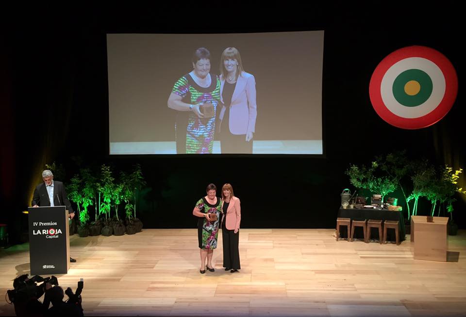 La Presidenta entregó el premio a la concejal de Aldeanueva de Ebro, Corpus Gutiérrez