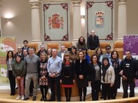 Foto de familia de autoridades y asistentes al acto conmemorativo