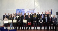 Foto de familia de autoridades y premiados en el acto "Amigos y Alimentos"