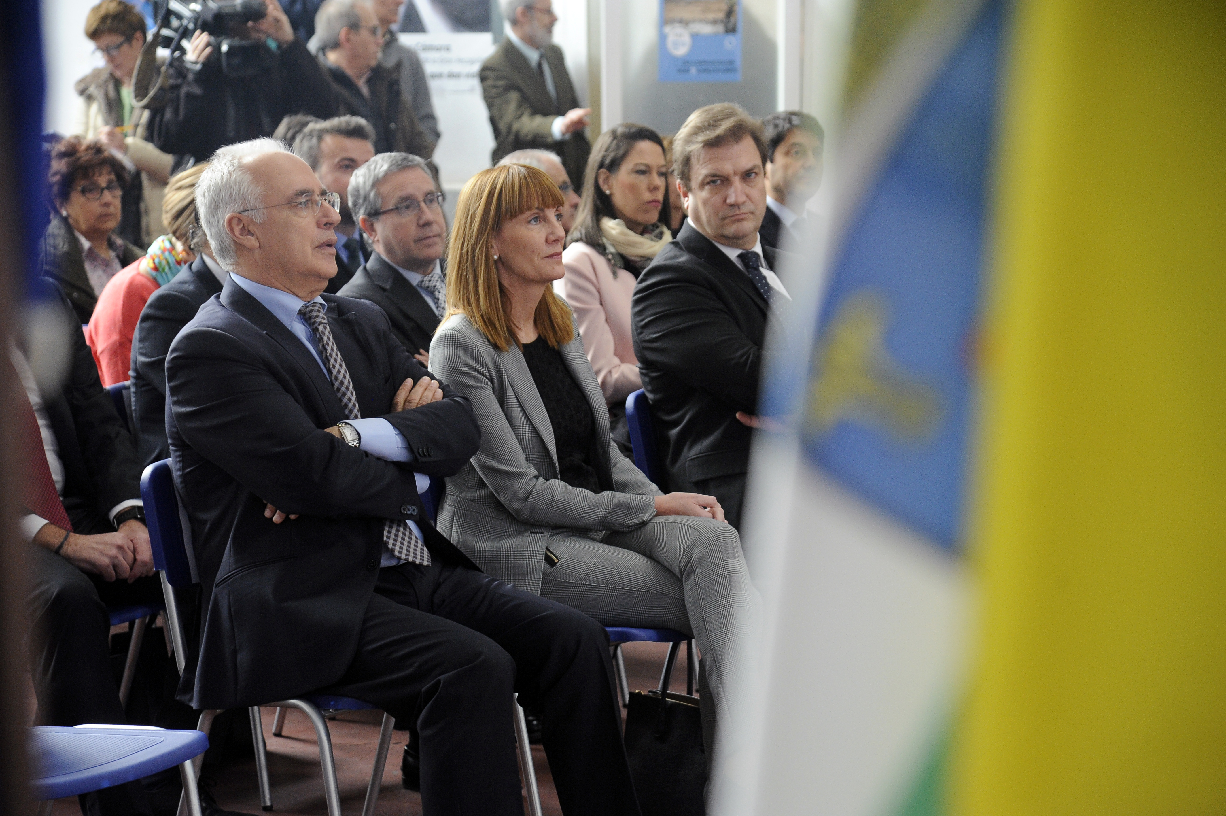 El Presidente del Gobierno, la Presidenta del Parlamento y el Delegado del Gobierno durante el acto