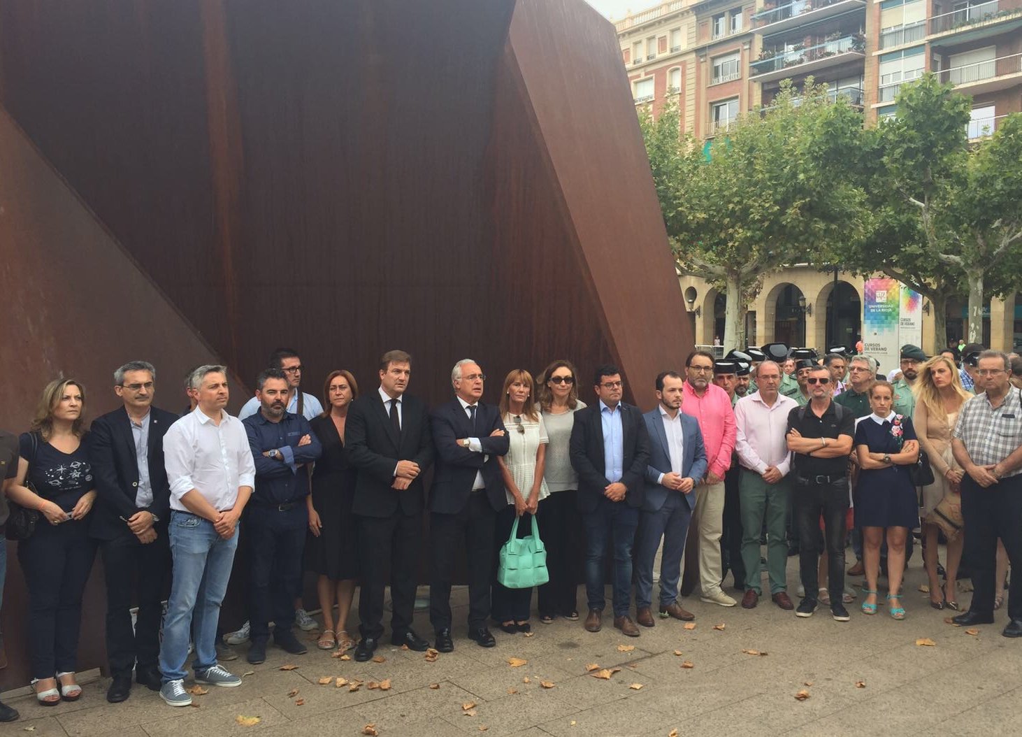 Autoridades participantes en la concentración en repulsa de los atentados ocurridos en Cataluña