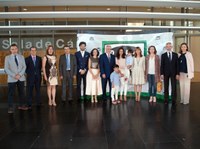 La Presidenta, junto a otras autoridades y premiados, antes de comenzar la gala