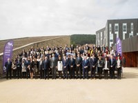 Foto de familia con los trabajadores del instituto