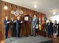 Descubriendo la placa conmemorativa de la inauguración