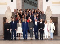 Foto de familia de los participantes en la inaguración