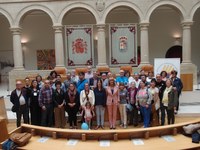 Foto de familia de todos los participantes en el acto conmemorativo del Día Nacional de las Lenguas de Signos