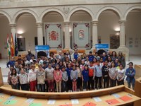 Foto de familia de los participantes en el pleno infantil