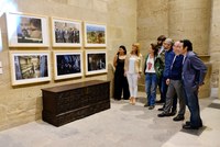 La Presidenta y representantes de la Asociación de Reporteros Gráficos visitan la exposición con las obras ganadoras del Premio de Fotoperiodismo