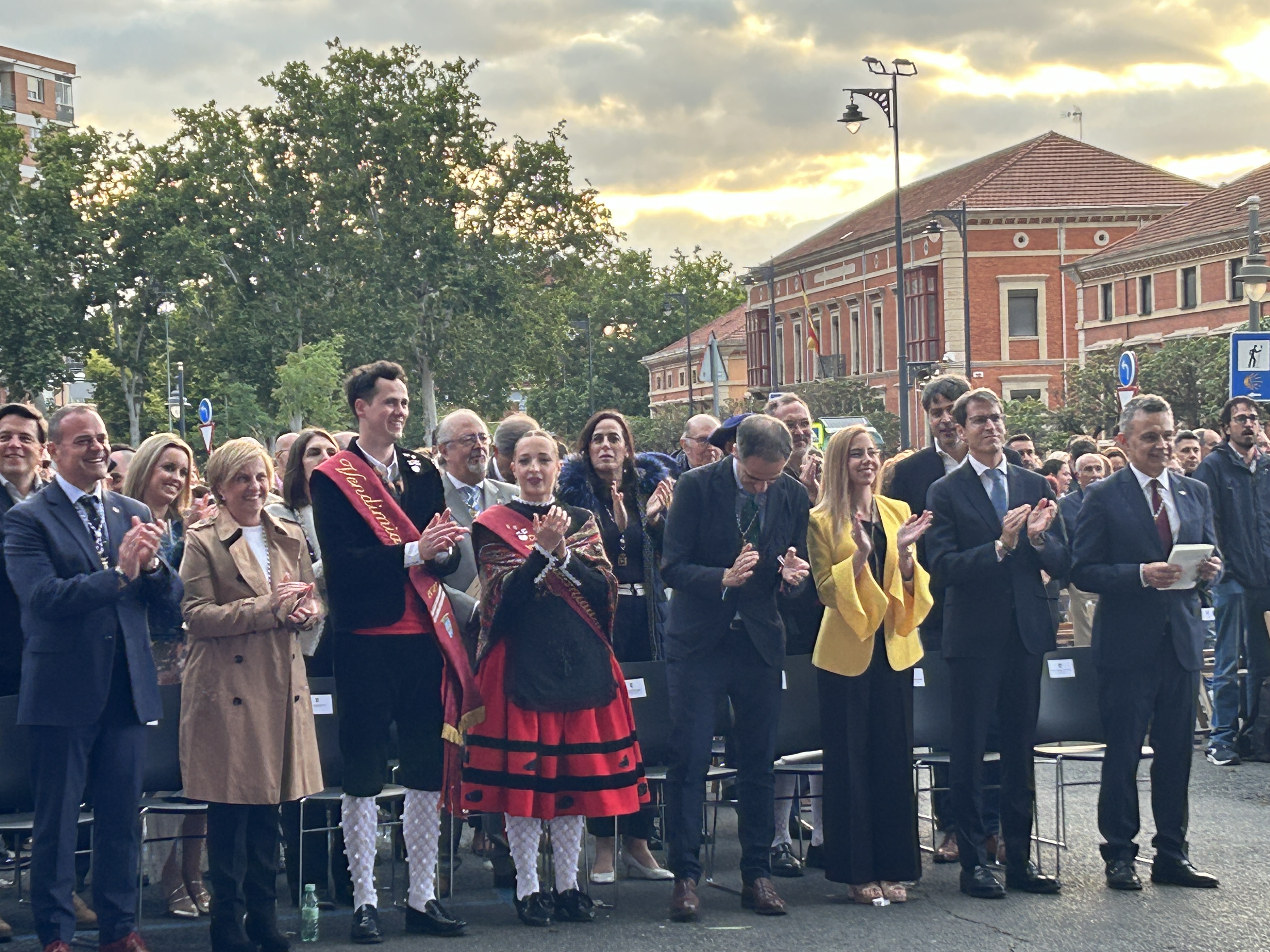Ofrenda floral y evocación histórica en honor de San Bernabé