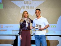 Pablo Villoslada recibe el premio del Parlamento en la gala Talento Joven Riojano