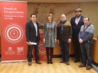 La Presidenta y miembros de AiG durante la presentación del Premio