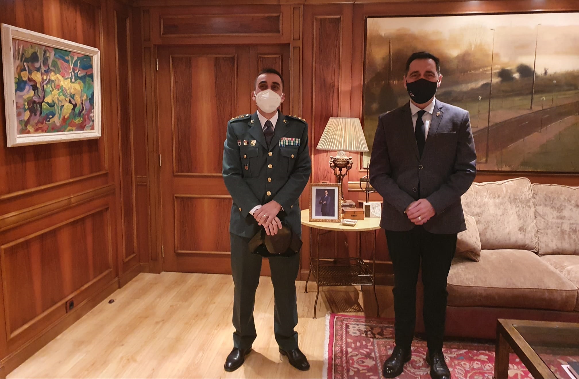 El Presidente del Parlamento de La Rioja recibe al nuevo jefe de la UAG de la Guardia Civil
