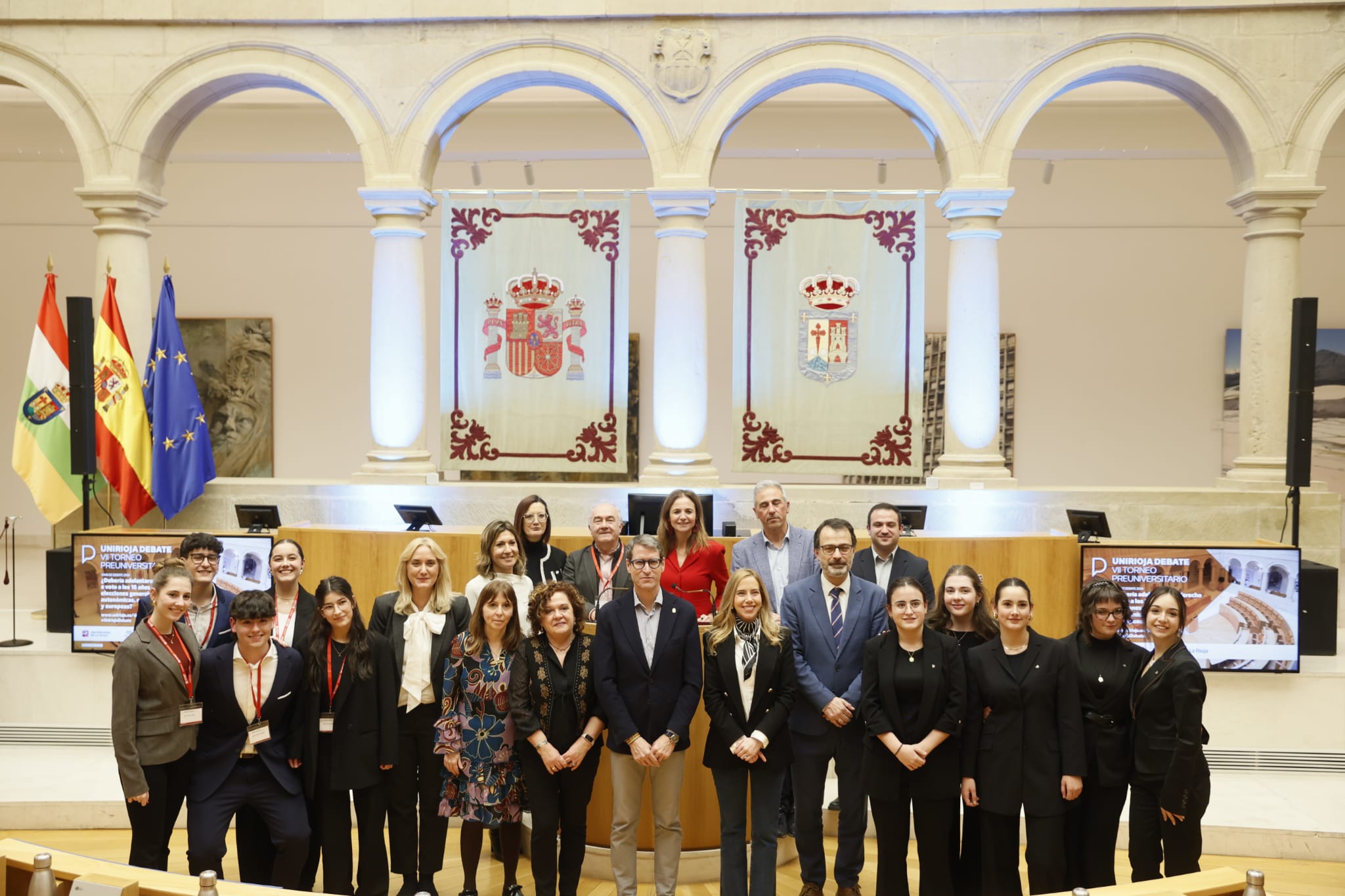 Premiados y autoridades en el VII Torneo de Debate Preuniversitario