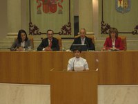 El niño Iván Navarro Cardenas del Colegio Divino Maestro inicia la lectura de la Constitución en el Parlamento regional