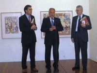 El Parlamento acoge una exposición de grabados de Juan Barjola
