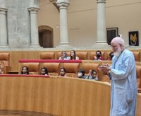Niños y niñas del programa "Vacaciones en Paz" visitan el Parlamento de La Rioja