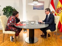Reunión de la portavoz del Grupo Parlamentario Podemos-Izquierda Unida, Henar Moreno, con el presidente del Gobierno de La Rioja, Gonzalo Capellán