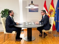 Reunión del portavoz del Grupo Parlamentario Socialista, Javier García, con el presidente del Gobierno de La Rioja, Gonzalo Capellán