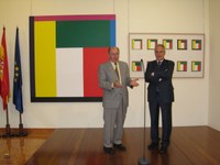 El Presidente del Parlamento agradece a Julián Gil la obra que ha donado, con los colores de la bandera de La Rioja