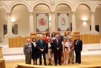 El Presidente del Parlamento de La Rioja ha recibido a los emigrantes participantes en la Operación Volver