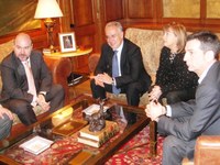 El Presidente del Parlamento de La Rioja recibe a dos representantes del CERMI estatal