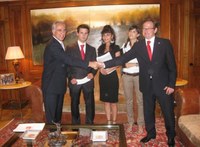El Presidente del Parlamento de La Rioja y el Rector de la UR entregan tres becas para realizar prácticas en la ONU