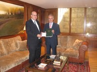 El Presidente del Parlamento ha recibido al Fiscal Superior de La Rioja que le ha entregado la Memoria de la Fiscalía