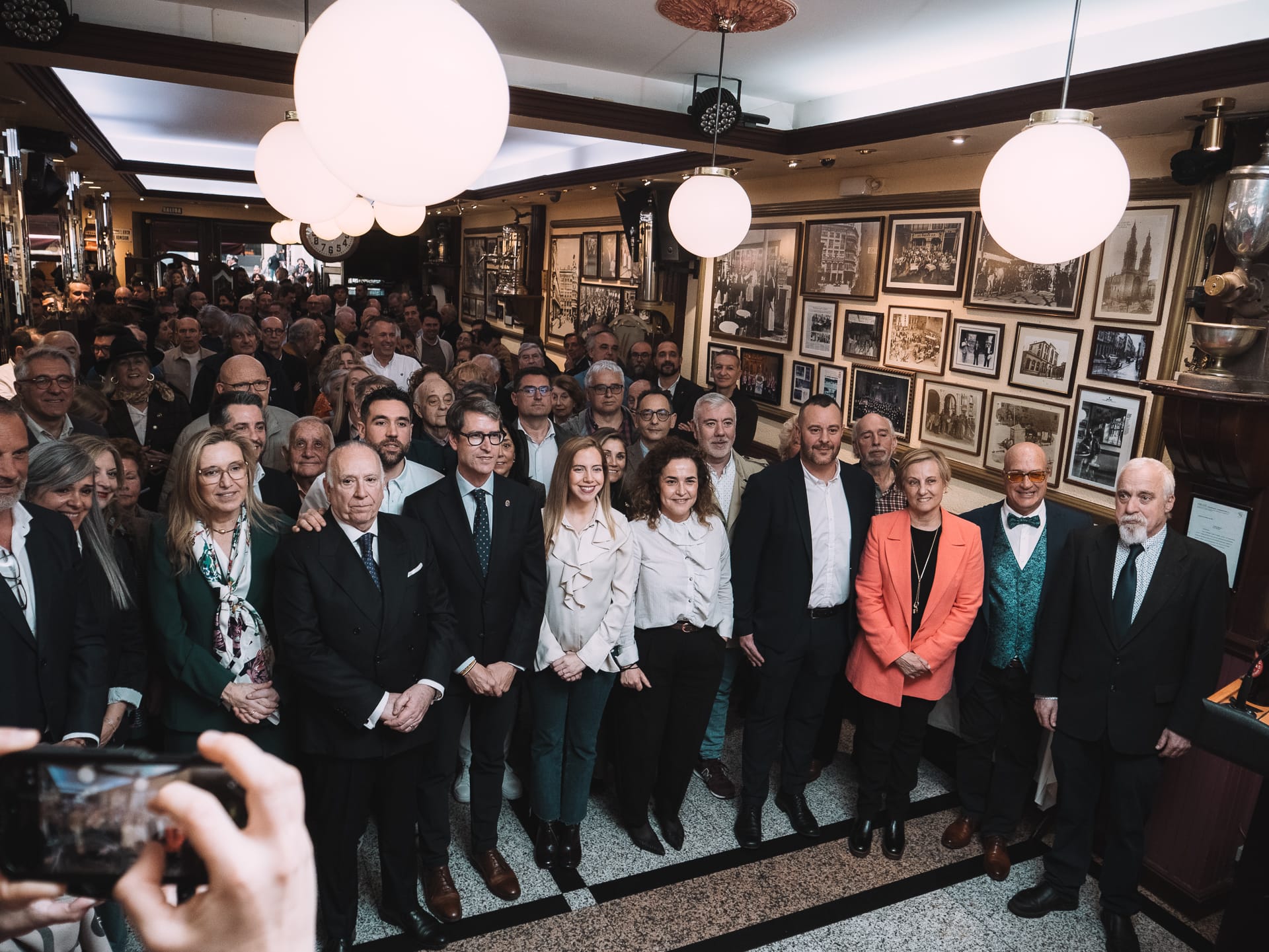 Presentación de 'Historias que brindan', en el 110º aniversario del Café Moderno de Logroño