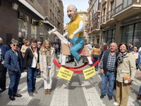 Fernández Cornago asiste en Alfaro a la tradicional 'Quema de los Judas'