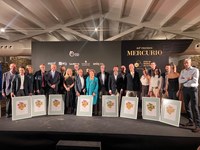 La presidenta del Parlamento felicita a los premiados en la gala de entrega de los Premios Mercurio 2025